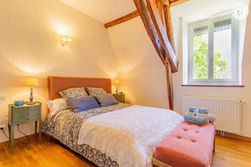 Chambre Charlemagne à Ô 3 Cyprès de Précy B&B, Neuvy Grandchamp, avec poutres apparentes et éclairage chaleureux
