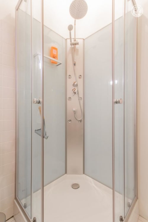 Douche à l'italienne moderne avec portes vitrées, pomme de douche pluie et jets corporels multiples à l'hôtel Ô 3 Cyprès de Précy