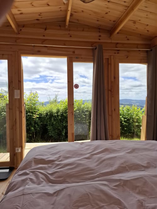 Chambre de cabane moderne en bois avec vue panoramique sur la campagne, La Maison de Dun, Saint Racho