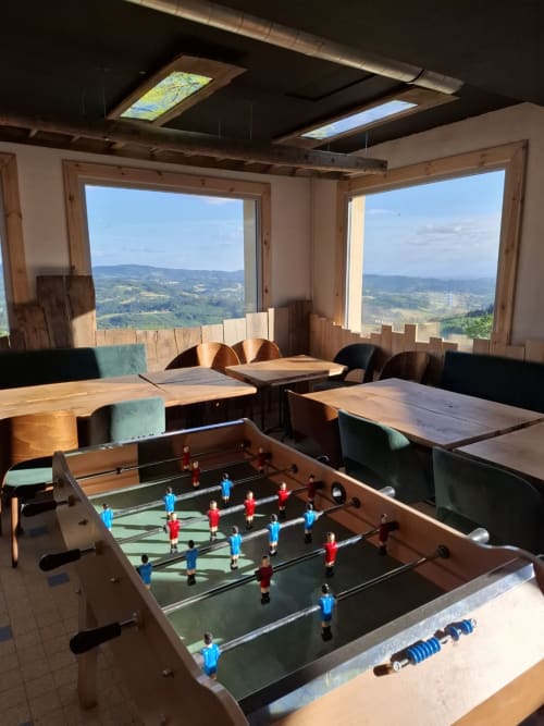 Baby-foot dans une salle de jeux lumineuse avec vue panoramique sur la vallée à La Maison de Dun, Saint Racho