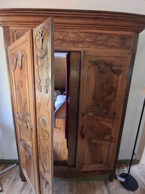 Armoire en bois ouvragé aux sculptures délicates, chambre de La Maison de Dun, Saint Racho