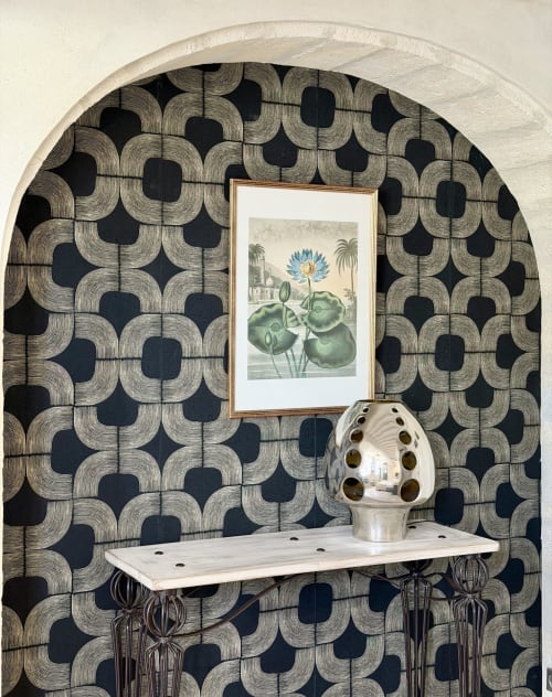 Nische im Hôtel La Suite mit geometrischem Tapetenmuster, weißem Regal, Keramikkrug und botanischem Kunstwerk