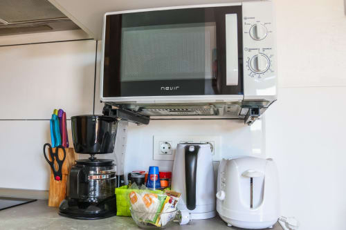 Encimera de cocina en Villanueva Lanzarote con microondas, cafetera, hervidor y electrodomésticos en apartamento de Mala
