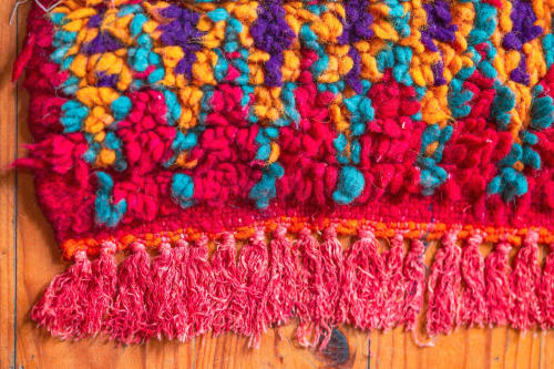 Textile tissé à la main aux motifs colorés rose vif, violet, orange et bleu aux Gîtes du Rouard à Camiers