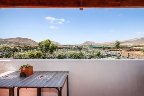 Terraza del apartamento Villanueva Lanzarote con vistas al paisaje volcánico y jardines en Mala