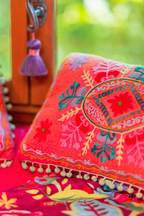 Coussin brodé coloré aux motifs floraux et garniture perlée aux Gîtes du Rouard, Camiers