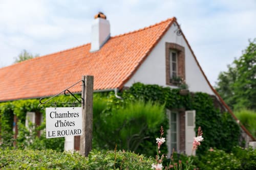 Chambres d'hôtes LE ROUARD à Camiers, cottage lierre avec toit en terre cuite, vue sur jardin