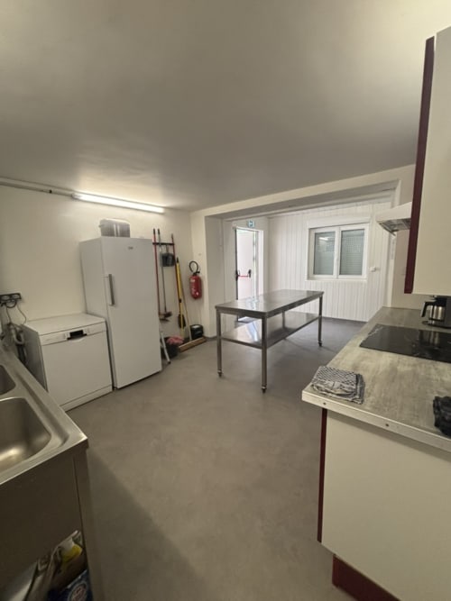 Hall de réception moderne au Mas De Bannayoux avec cuisine, table de travail et vue sur les montagnes à Couteuges