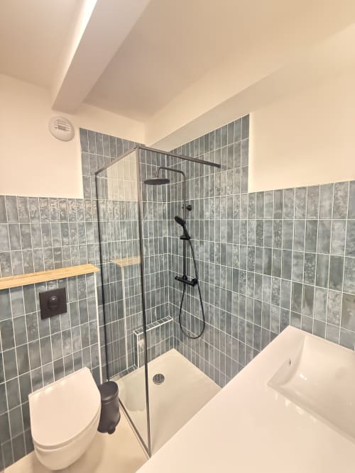 Salle de bain moderne de l'appartement The Nice Spot chez Mattbnb, Luxembourg, avec carrelage gris, douche pluie noire et blanc