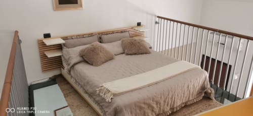 Spaziosa camera da letto al The Kraken Inn Bergamo con letto matrimoniale, cuscini soffici, biancheria neutra e testata in legno con scaffali