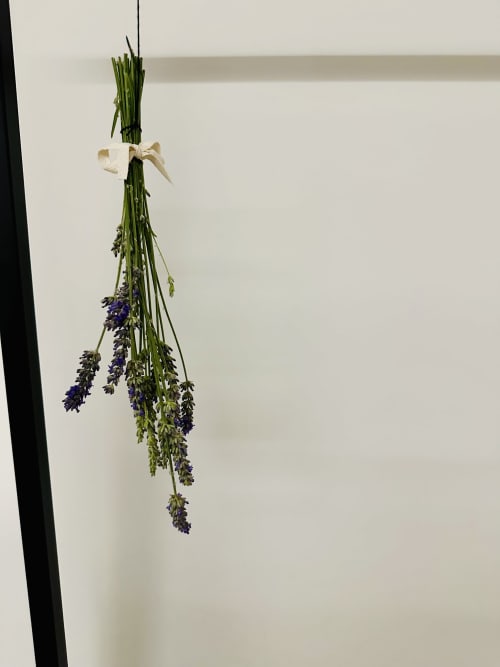 Ramo de lavanda seca colgando con cinta crema en Hotel Síbel Baza