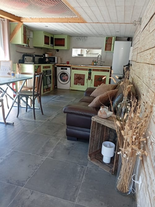 Intérieur de tiny house au gîte de Chaparon à Lathuile avec cuisine ouverte, séjour et vues sur les montagnes