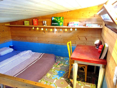 Chambre cosy du gîte de Chaparon avec lit mezzanine, bureau rouge, jeux et vue sur les montagnes à Lathuile