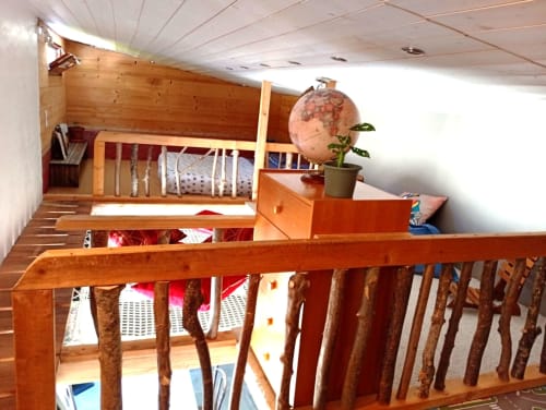 Chambre confortable dans la mezzanine du gîte Chaparon à Lathuile, avec poutres en bois et vue sur les montagnes
