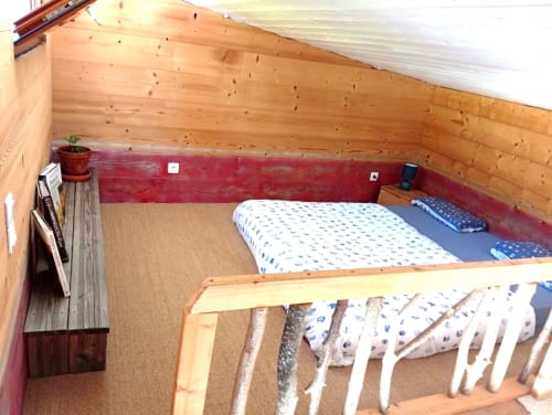 Chambre cosy de petite maison au gîte de Chaparon à Lathuile avec murs en bois, lits superposés et vues sur les montagnes