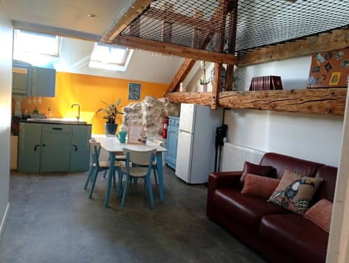 Chambre Le Perchoir de Chaparon avec cuisine ouverte, salle à manger, canapé bordeaux et poutres apparentes à Lathuile