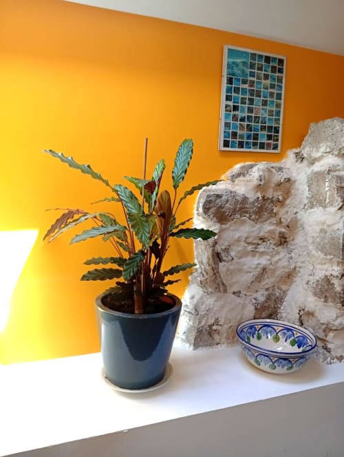 Détail de chambre cosy au gîte de Chaparon à Lathuile : plante en pot, bol céramique et vue sur la montagne.