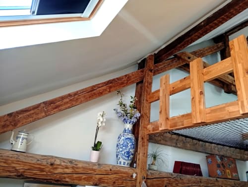 Chambre rustique en mezzanine avec poutres apparentes, lucarnes et murs blancs au gîte de Chaparon à Lathuile