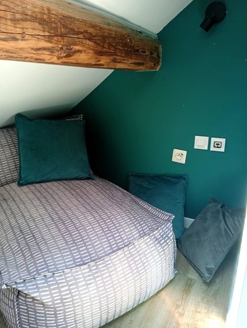 Chambre cosy du gîte de Chaparon à Lathuile avec lit queen, accents bleu-vert et poutre apparente