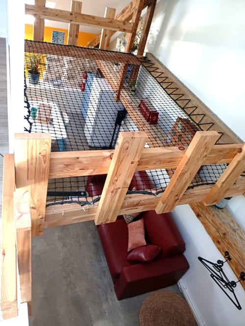 Chambre en mezzanine avec filet de sécurité au gîte de Chaparon, Lathuile, poutres apparentes et vue sur les montagnes