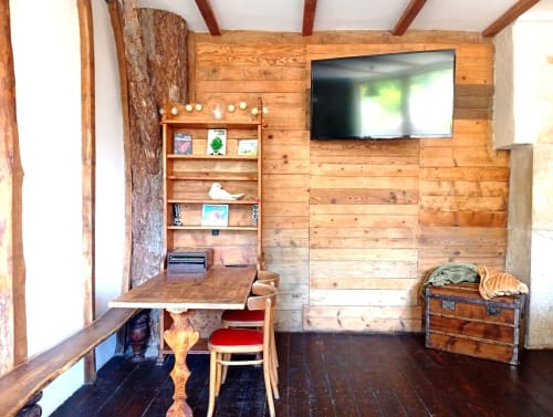 Chambre douillet du gîte de Chaparon à Lathuile : murs en bois, téléviseur, bureau, étagères et mobilier rustique