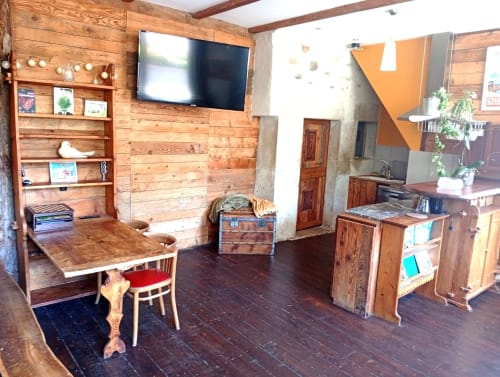 Chambre cosy du gîte de Chaparon à Lathuile avec murs en bois, TV écran plat, table à manger et coin cuisine