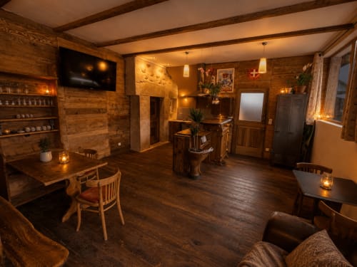 Intérieur chaleureux en bois du refuge de Chaparon au gîte de Chaparon à Lathuile, France, avec mobilier rustique et