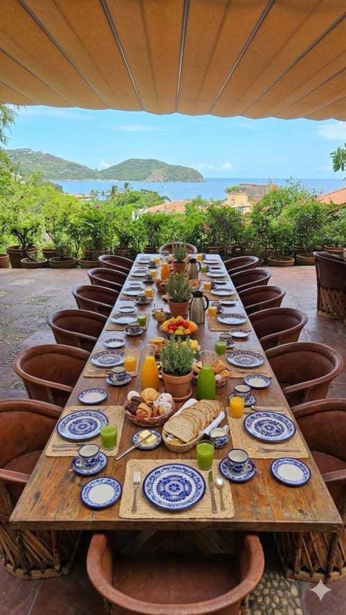 Table de salle à manger dressée pour le petit-déjeuner avec vue sur l'océan et les îles à l'hôtel Ensueño De Fuga à Zihuatanejo, Mexique