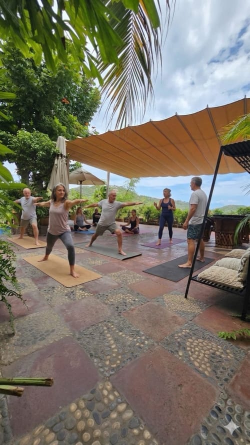 Cours de yoga en plein air à Ensueño De Fuga à Zihuatanejo avec vue sur les montagnes sous un auvent ombragé