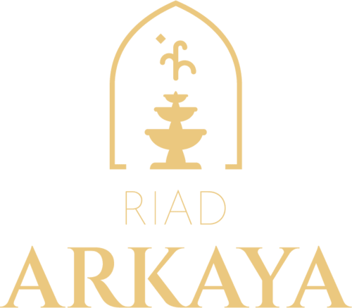 Logo Riad Arkaya avec arche dorée, fontaine et motif floral pour hôtel de luxe à Essaouira, Maroc