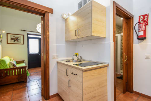 Cocina compacta en Apartamento Deluxe de Villanueva Lanzarote, Mala con muebles de madera y fregadero