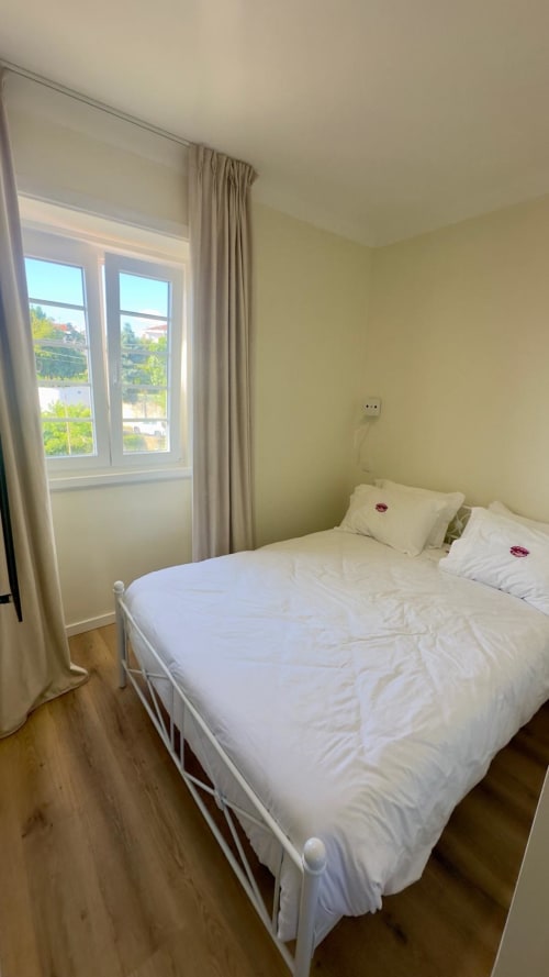 Luminoso Quarto Queen no Pink-Shell B&B em Santiago de Riba-UI com vista para o jardim, roupa de cama branca e janela ampla