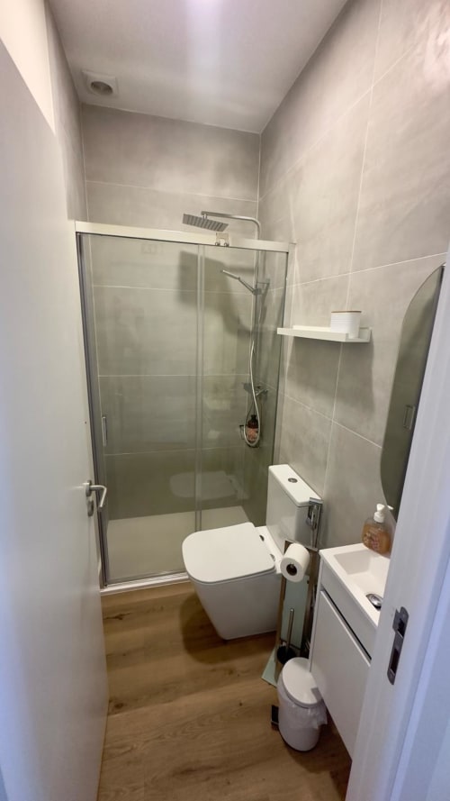 Banheiro moderno na Pink-Shell BnB Santiago de Riba-UI com chuveiro, vaso sanitário, pia e acabamentos brancos
