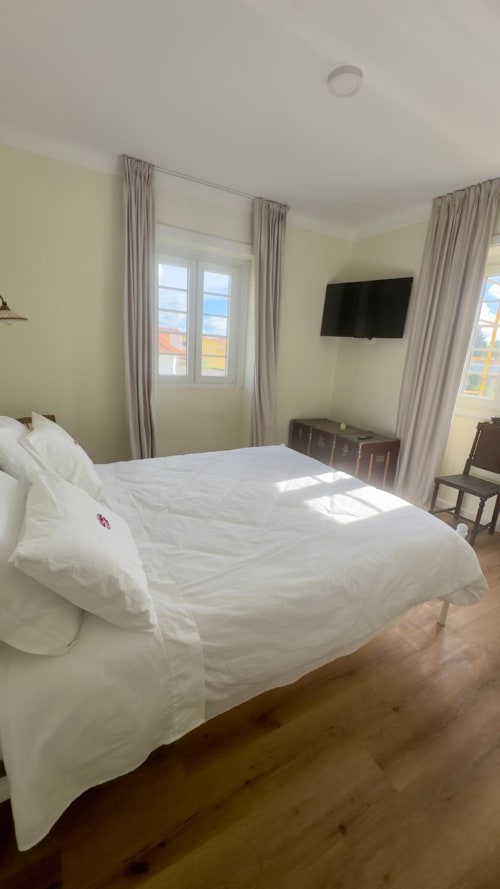 Quarto Rainha Superior Luminoso no Pink-Shell em Santiago de Riba-UI com vista para jardim, TV de tela plana e comodidades modernas