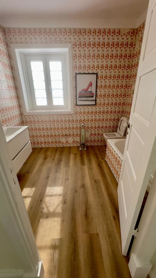 Casa de banho da Suíte Queen Pink Shell em Santiago de Riba-UI com papel de parede estampado, pavimento em madeira e vista para o jardim