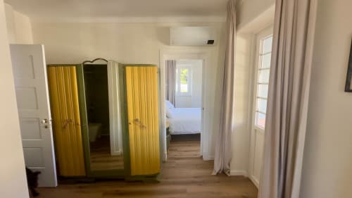 Suíte Familiar na Pink-Shell B&B em Santiago de Riba-UI com guarda-roupa amarelo, piso em madeira e porta do quarto