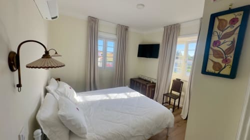 Quarto Superior Bright com cama queen no Pink-Shell B&B em Santiago de Riba-Ul, roupa de cama branca, TV, vista para o jardim e estilo tradicional