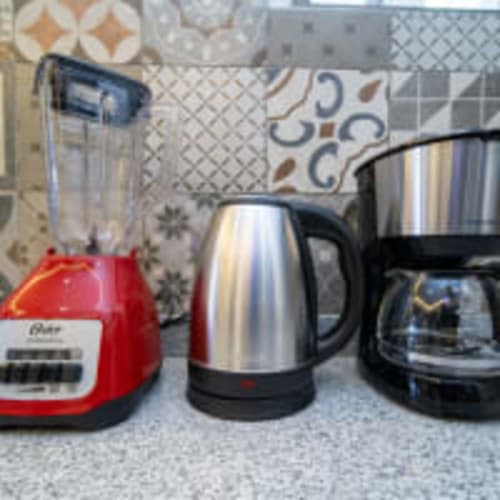Electrodomésticos de cocina incluyendo hervidor eléctrico y cafetera en Apartamentos Posada Country, Guadalajara