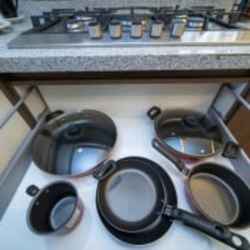 Juego de cinco sartenes antiadherentes de cocina exhibidas en Apartamentos Posada Country, Guadalajara