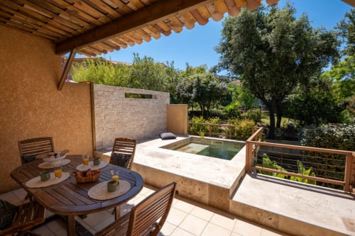 Terrasse privée avec coin repas, piscine plunge et vue sur le jardin de la villa Residence Guddelmoni à Propriano