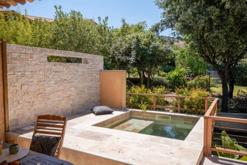 Terrasse piscine privée de la villa Guddelmoni à Propriano avec transat et vue sur le jardin