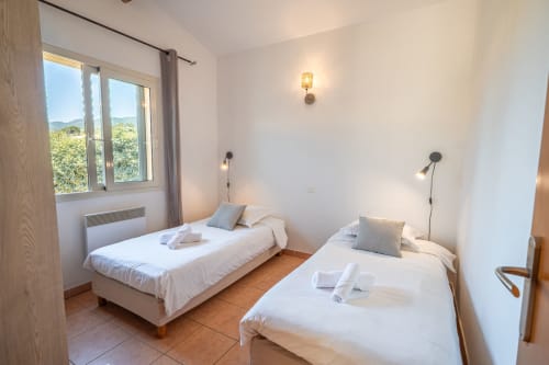 Chambre twin de la Mini Villa à la Résidence Guddelmoni, Propriano, avec vue sur jardin et équipements privés