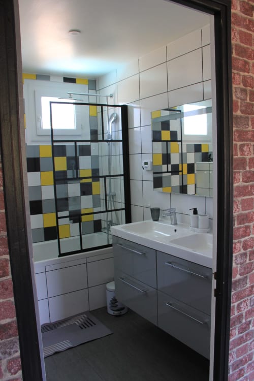 Salle de bain moderne du gîte Le Grand Bain à La Pause Landaise avec douche carrelée colorée et vasque blanche