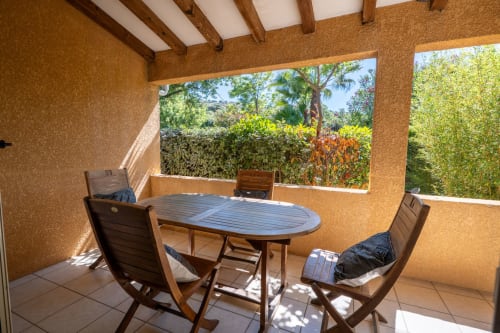 Terrasse privée de la villa Guddelmoni avec table à manger, chaises et vue sur le jardin à Propriano