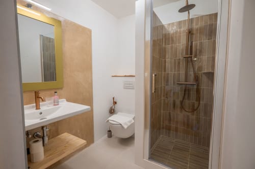 Salle de bain moderne de la Mini villa 4 à la Résidence Guddelmoni, Propriano, avec vasque, toilettes et douche à l'italienne