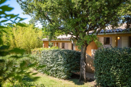 Mini villa 4 à la Résidence Guddelmoni à Propriano avec vue sur le jardin, bâtisse en terre cuite entourée de verdure luxuriante