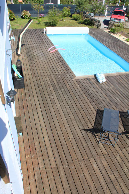 Piscine chauffée avec terrasse en bois au gîte Le Grand Bain, La Pause Landaise, Magescq, France