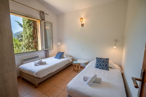 Chambre twin avec vue sur le jardin à la villa Residence Guddelmoni à Propriano, Corse