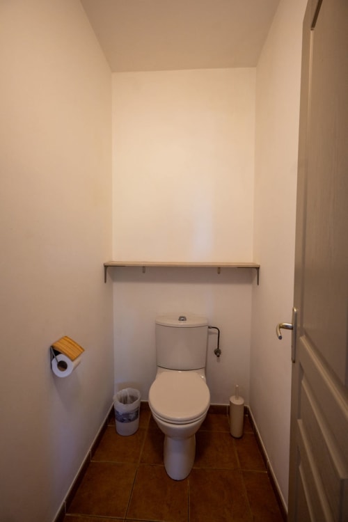 Salle de bain immaculée de l'appartement Résidence Guddelmoni à Propriano avec parquet et équipements modernes