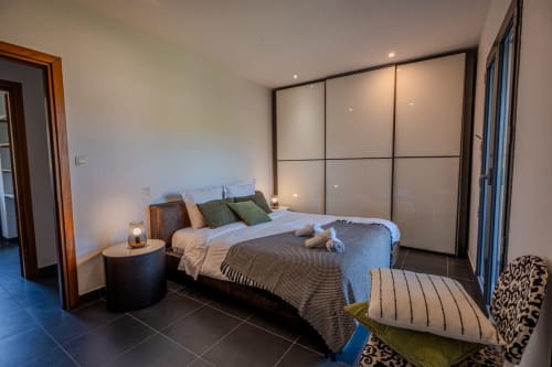 Chambre moderne à la Résidence Guddelmoni à Propriano avec vue mer, dressings intégrés et mobilier contemporain